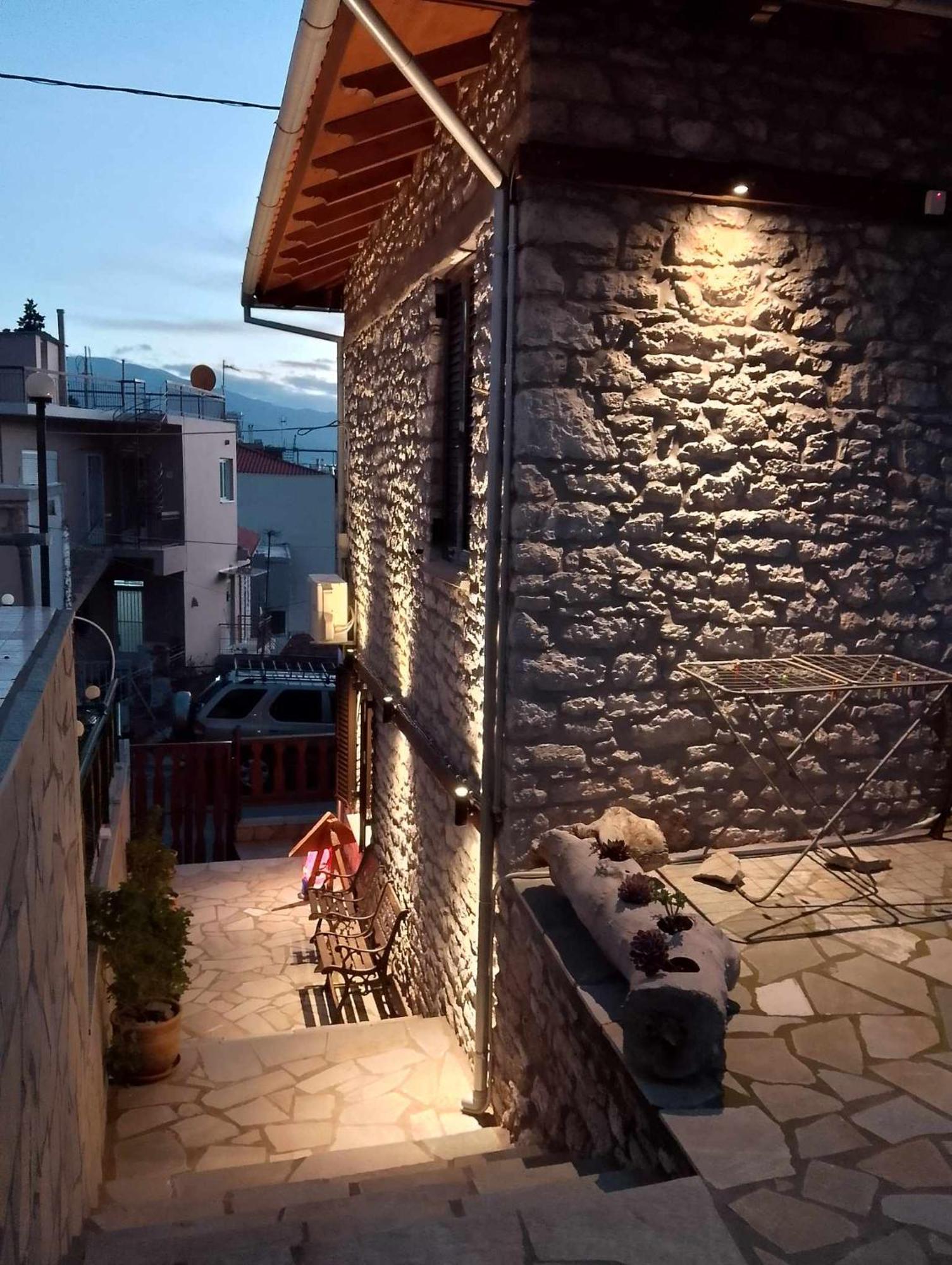 Apartamento Αυθεντικό Πετρινο Στην Ναύπακτο Nafpaktos Habitación foto